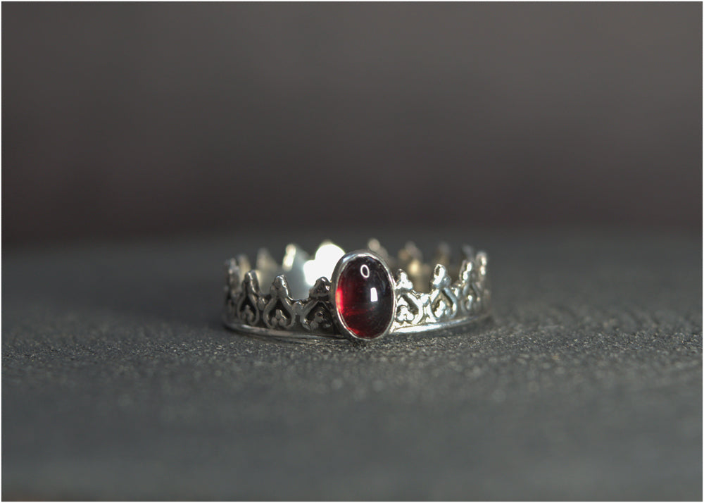 Alienor sterling silver oval garnet crown ring