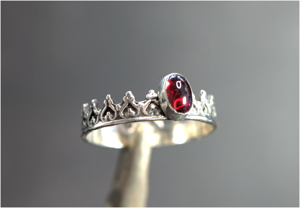 Alienor sterling silver oval garnet crown ring