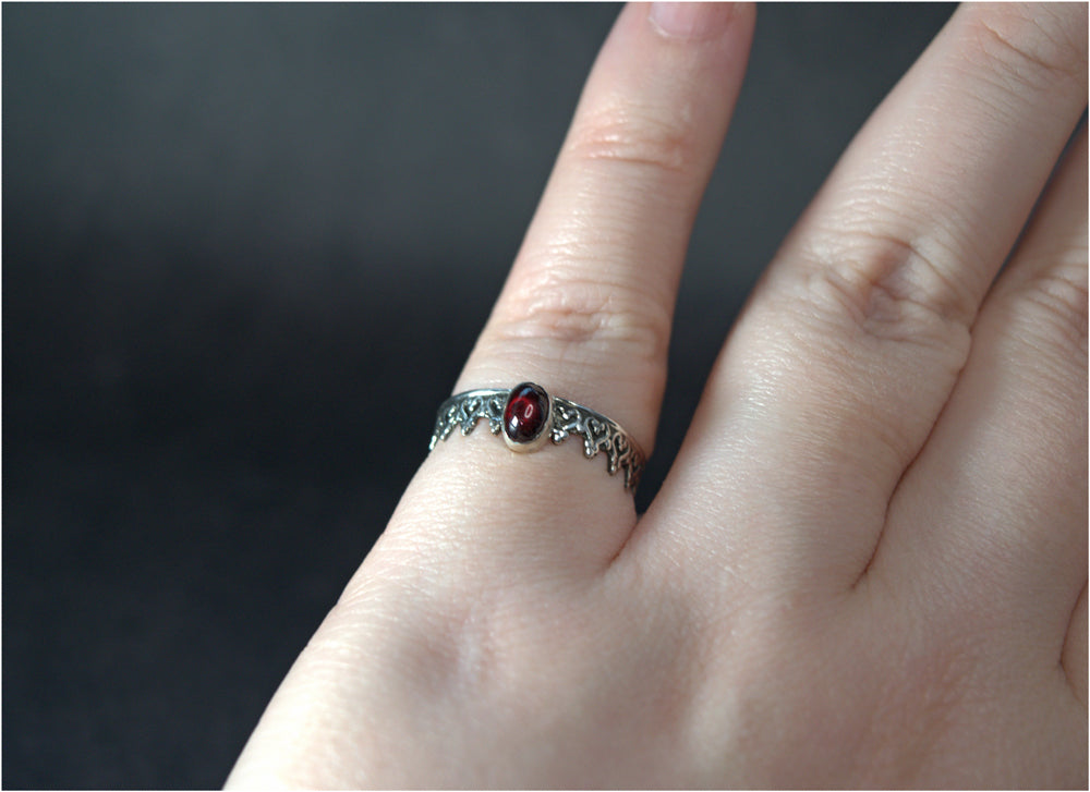 Alienor sterling silver oval garnet crown ring